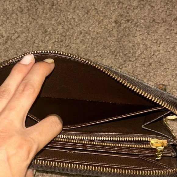 Authentic Louis Vuitton Damier Ebene Zippy Wallet in Excellent Condition - Picture 10 of 13